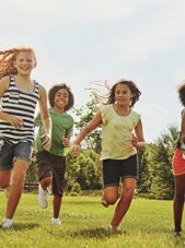 kinderen rennen en spelen in de natuur