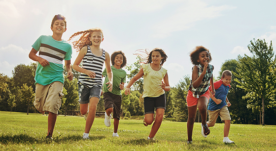 kinderen rennen en spelen in de natuur