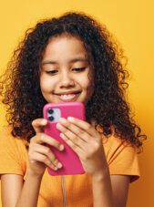 meisje met mobiel