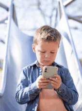 kind met paarse telefoon in de hand