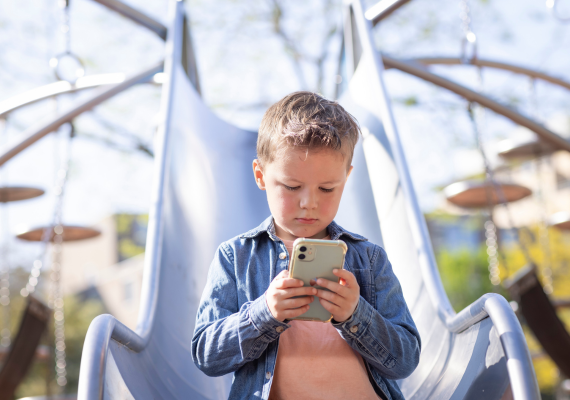 kind met paarse telefoon in de hand