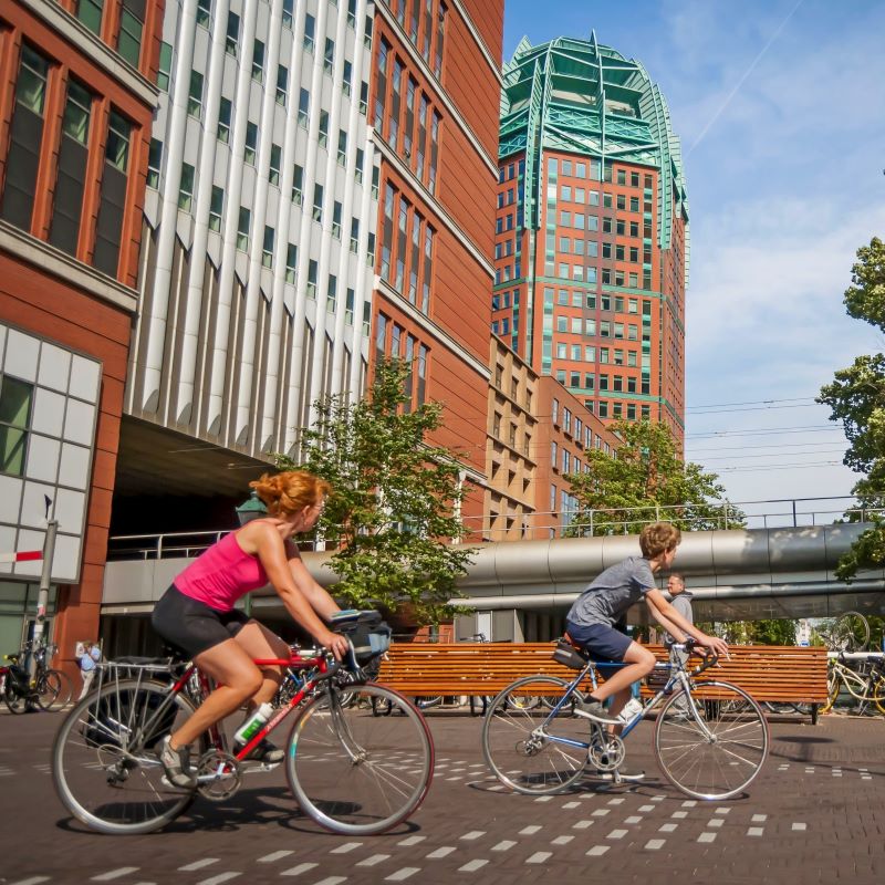 fietsers in de binnenstad van Den Haag