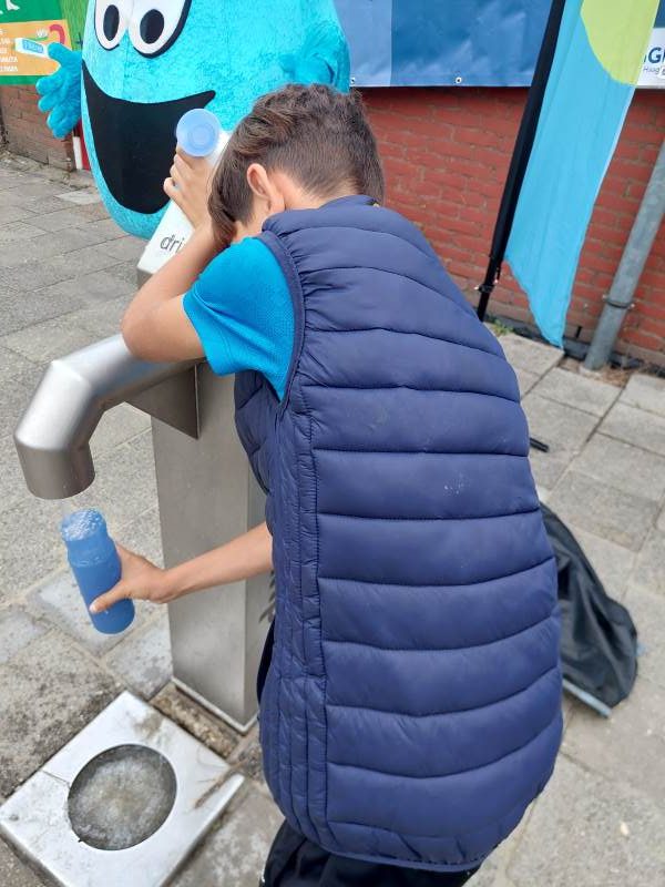 Water tappen op het schoolplein van OBS Erasmus.