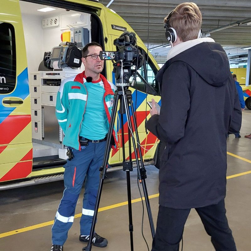 Ambulanceverpleegkundige Ed wordt geïnterviewd door een verslaggever van Omroep West.