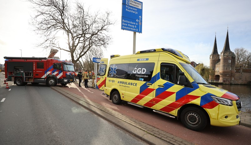 Ambulance en brandweer bij een incident op straat - cover van het epidemiologisch bulletin maart 2024