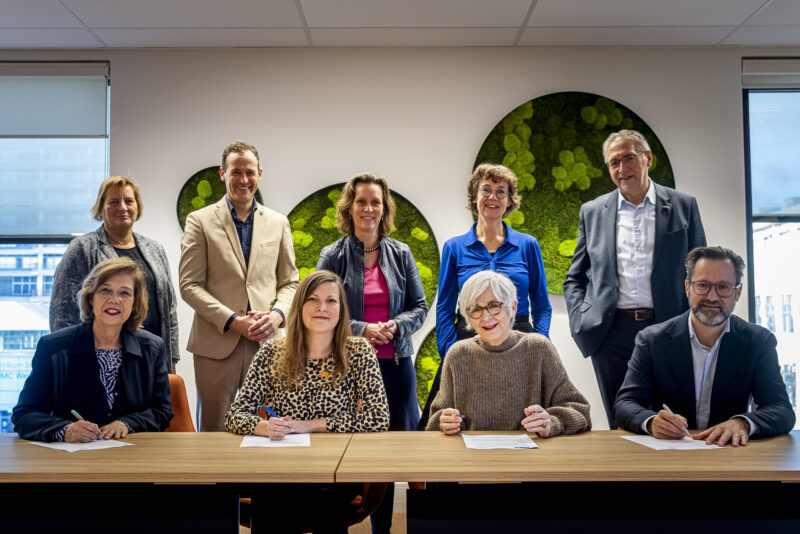 wethouders haaglanden en DPG Annette de Boer poseren bij de officiele ondertekening van de samenwerkingsovereenkomst pandemische paraatheid