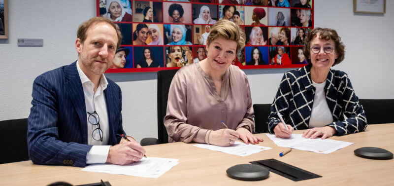 Ondertekening van samenwerkingsafspraken door Serge Urlings (JGZ), Marielle Vavier (Gemeente Den Haag) en Annette de Boer (GGD Haaglanden)