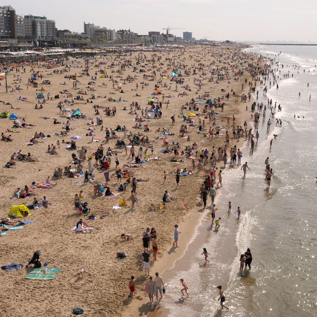 druk strand warme dag veel mensen