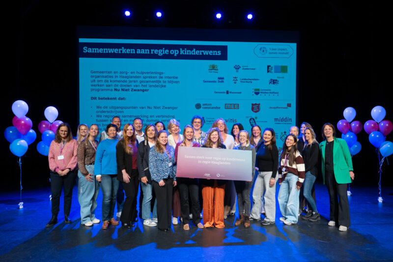 groepsfoto van vertegenwoordigers van de organisaties die de samenwerkingsverklaring rondom regie op kinderwens