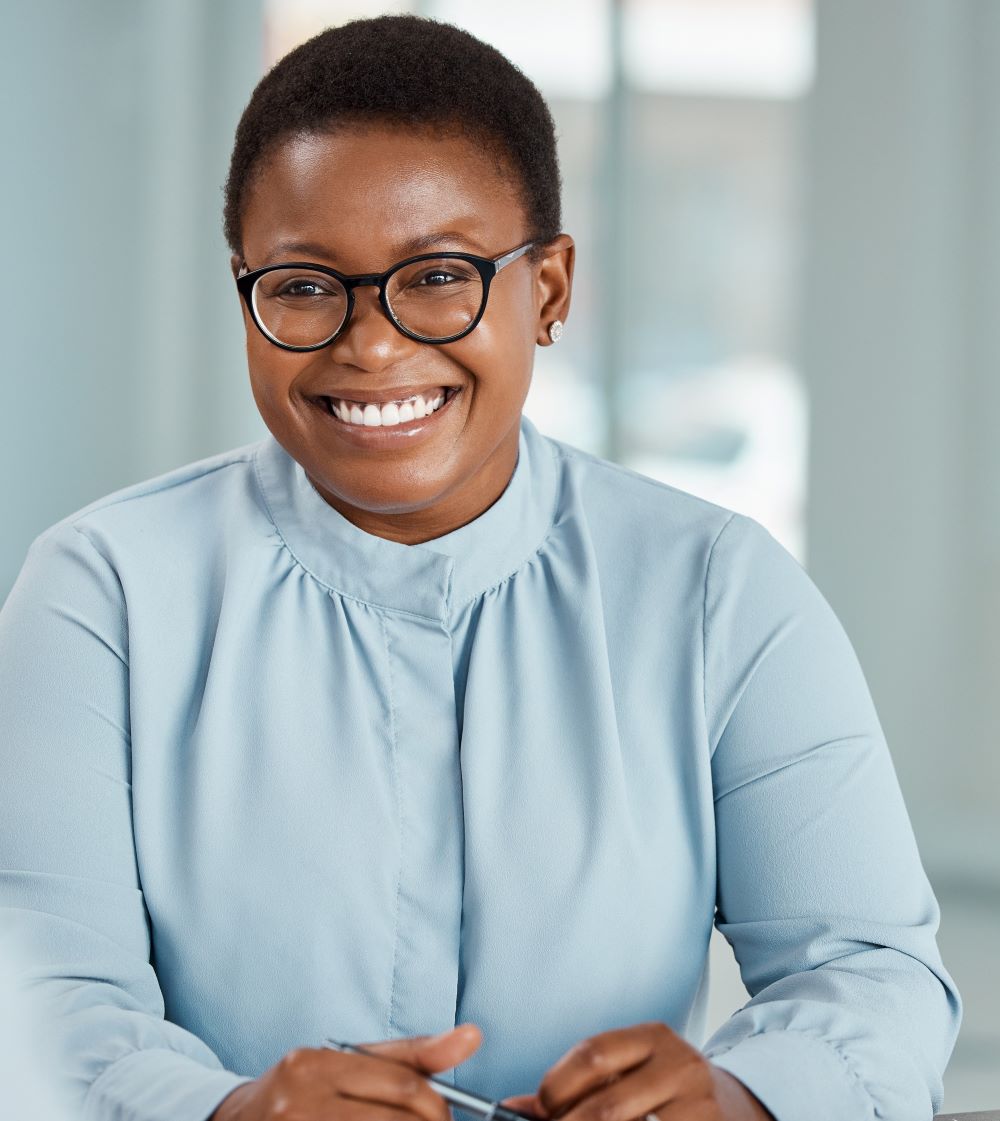 lachende vrouw achter bureau