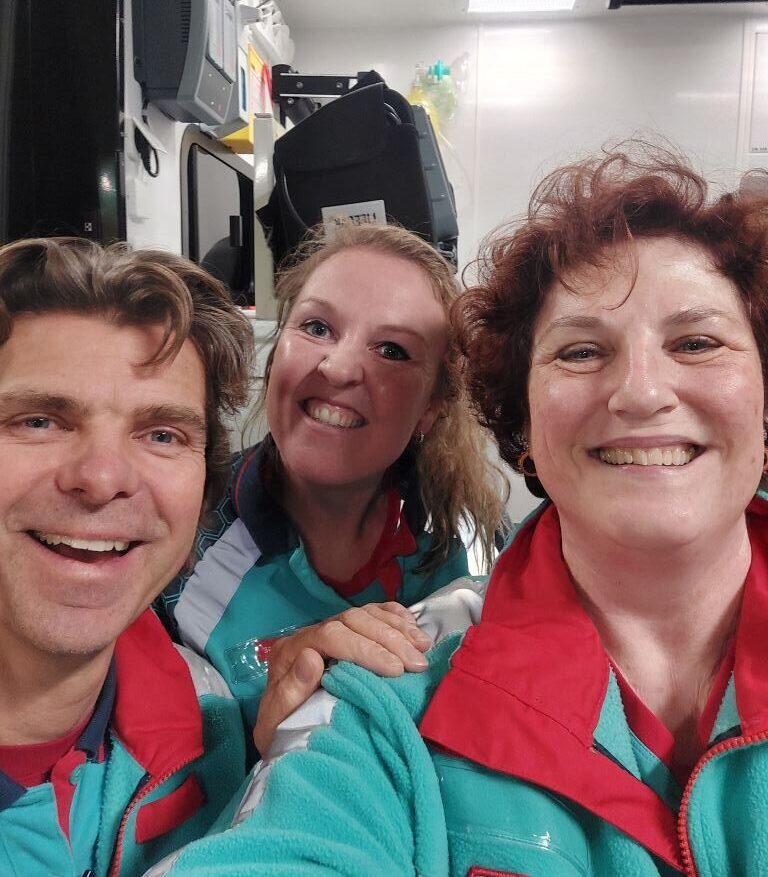 Van links naar rechts: chauffeur Edwin, verpleegkundige middencomplexe zorg Manon en GGD-medewerker Margot