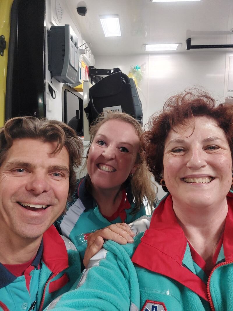 Van links naar rechts: chauffeur Edwin, verpleegkundige middencomplexe zorg Manon en GGD-medewerker Margot