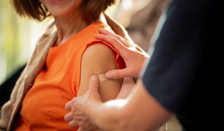 Pleister op arm na check